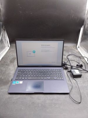 un ordinateur portable posé sur une table avec une souris