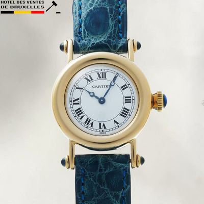 une image d'un gros plan d'une montre-bracelet avec des chiffres romains