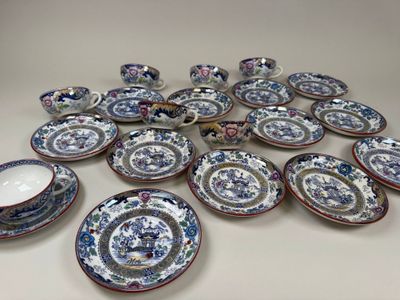 beaucoup d'assiettes et de tasses posées sur la table