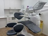 a dentist ' s chair in the middle of the room