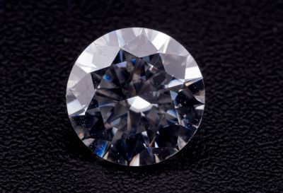 gros plan d'un diamant sur une surface noire