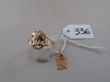 une petite boîte blanche ornée d'un pendentif doré