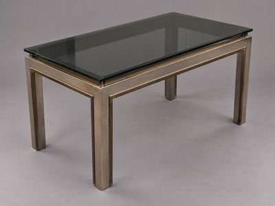 une image d'une table basse avec un plateau en verre