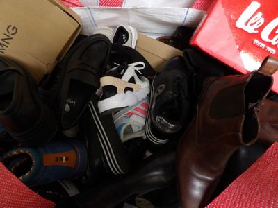 une pile de chaussures et des chaussures qui se trouvent dans un sac