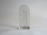 figurine en verre transparent représentant une femme tenant un bébé dans ses bras