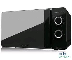 une image d'un four à micro-ondes sur fond blanc