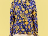 une image représentant un t-shirt bleu et jaune orné d'un motif