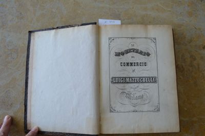 Quelqu'un tient un livre ouvert sur une table sur laquelle est posée une étiquette.