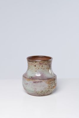 un gros plan d'un petit vase posé sur une table
