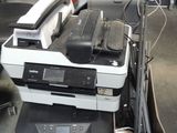une pile d'imprimantes et de scanners empilés les uns sur les autres