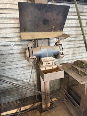 Lot de : touret à meuler 1988 sur son socle métal