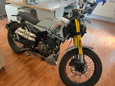 une moto garée dans une pièce avec du parquet