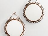 une paire de miroirs ronds accrochés au mur
