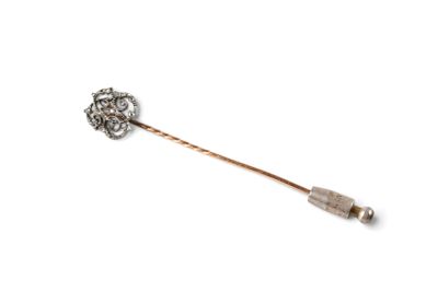 une image représentant une broche ornée d'un motif floral