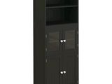 un gros plan d'une armoire noire à deux portes et une étagère