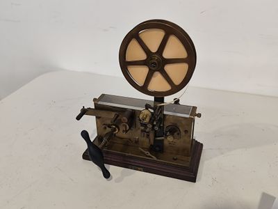 une petite machine posée sur une table