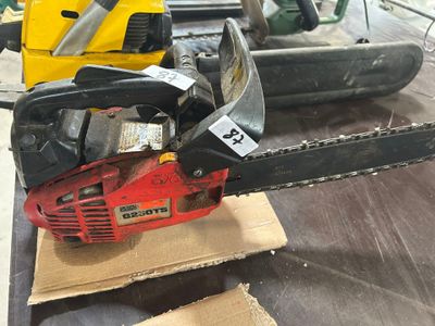 une tronçonneuse posée sur une caisse