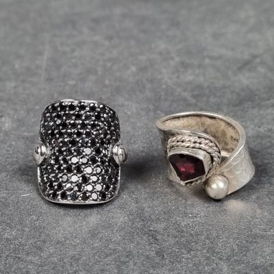 Lot de 2 bagues en argent, une pavée de pierres noires TDD 6…