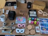 une table sur laquelle se trouvent de nombreux objets et une tasse de café