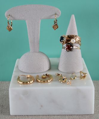 une vitrine de bijoux posée sur un socle en marbre