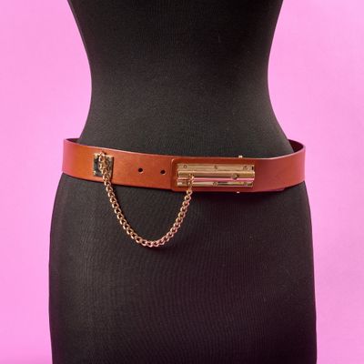 un gros plan sur le torse d'un mannequin portant une ceinture à maillons