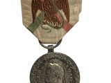 une vieille médaille sur laquelle figure le portrait d'un homme