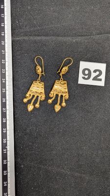 boucles d'oreilles plaquées or représentant un cheval et son cavalier