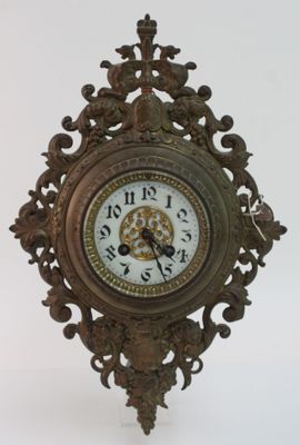 une horloge accrochée au mur de la pièce