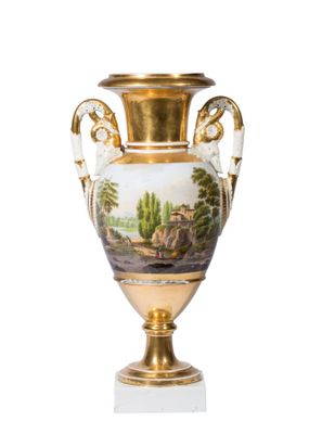 un vase avec une peinture sur une surface blanche