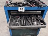 de nombreux outils dans une boîte à outils bleue, dans un garage