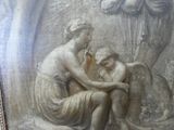 une photo d'un tableau représentant une femme tenant un enfant dans ses bras
