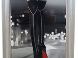 tableau représentant une femme portant des bottes à talons hauts sur un fond noir et blanc