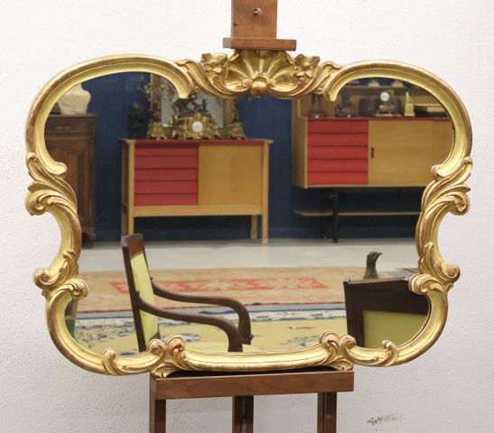 Miroir polylobé cadre bois doré décor à la coquille, de manufactu...