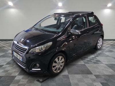 la petite voiture noire est garée sur un sol en damier