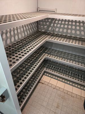 une étagère métallique dans le coin d'une pièce