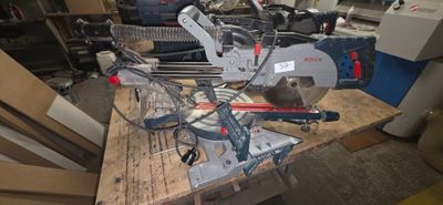 une photo représentant un ensemble d'outils posés sur un établi