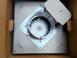une boîte contenant un ventilateur