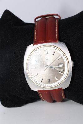 une montre en argent avec un bracelet rouge