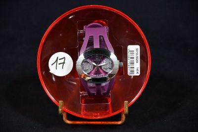 une montre violette dans un écrin rouge sur fond noir