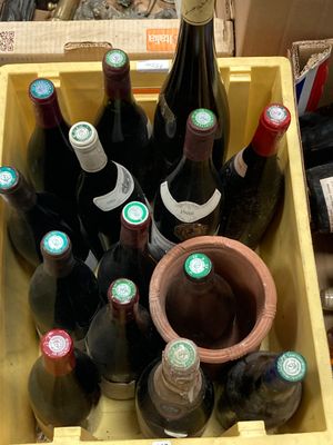 plusieurs bouteilles de vin dans une boîte jaune