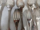 beaucoup de cuillères et de fourchettes en argent sur la table