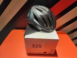 un casque posé sur une boîte