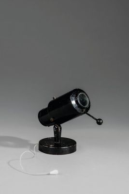 un petit appareil photo noir posé sur une table