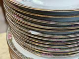 plusieurs assiettes empilées sur une table