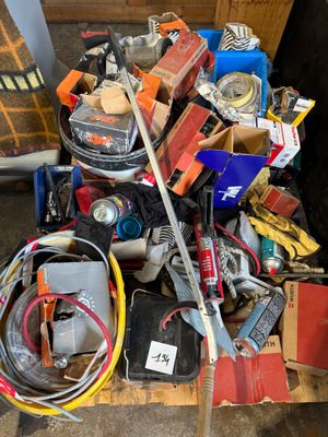 une pile d'objets assortis sur une palette