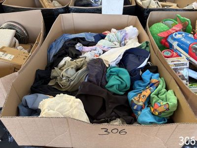 de nombreuses boîtes de vêtements posées sur une table