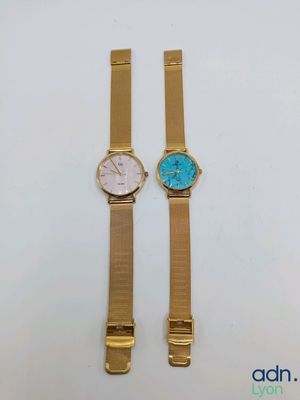 deux montres posées l'une à côté de l'autre sur une table