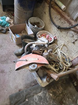 un tas de bric-à-brac posé par terre dans un garage