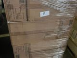 une grande pile de cartons sur une palette dans un entrepôt