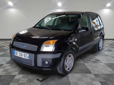 la photo d'une petite voiture noire garée dans un garage